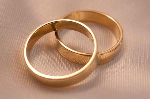 Plain band hot sale wedding ring