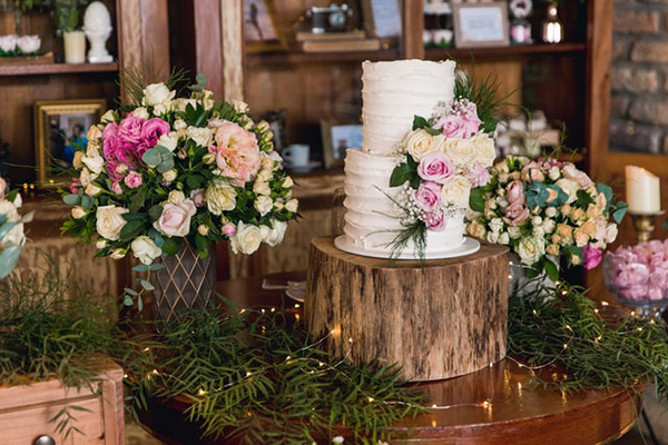 Wedding Cake Table Decorations for the Detail-Obsessed Bride